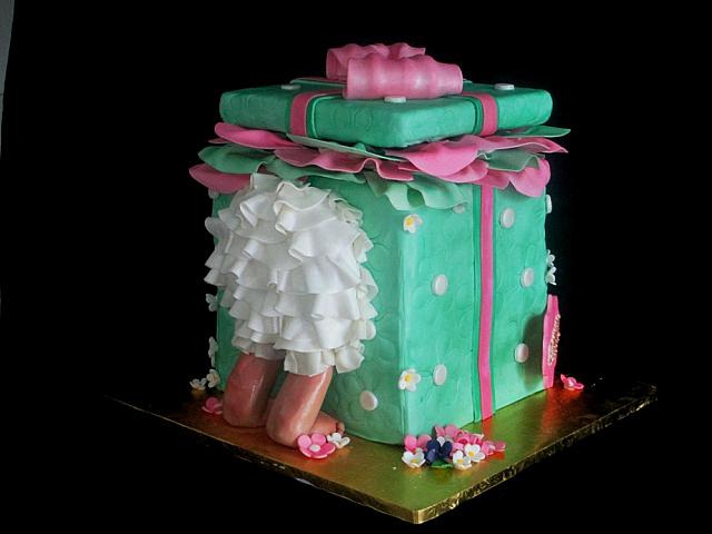 BabyBottomInPresentBabyShowerCakeSide1