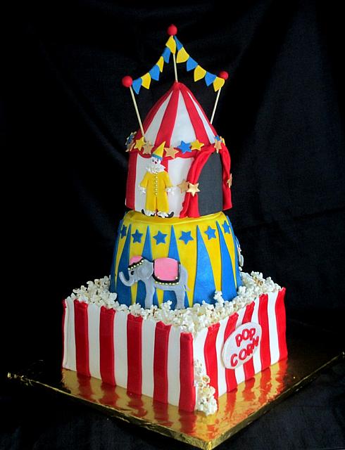 CircusThemeCakeWithTentPopcornAnimalsClownView2