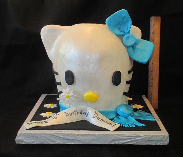 HelloKittyCarvedHeadCakeFront