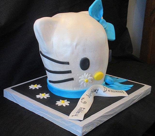 HelloKittyCarvedHeadCakeSideView