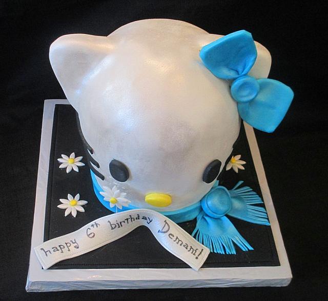 HelloKittyCarvedHeadCakeTopView