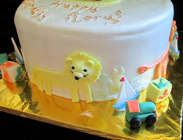 LionThemeWithToysForChildCakeYellowLion