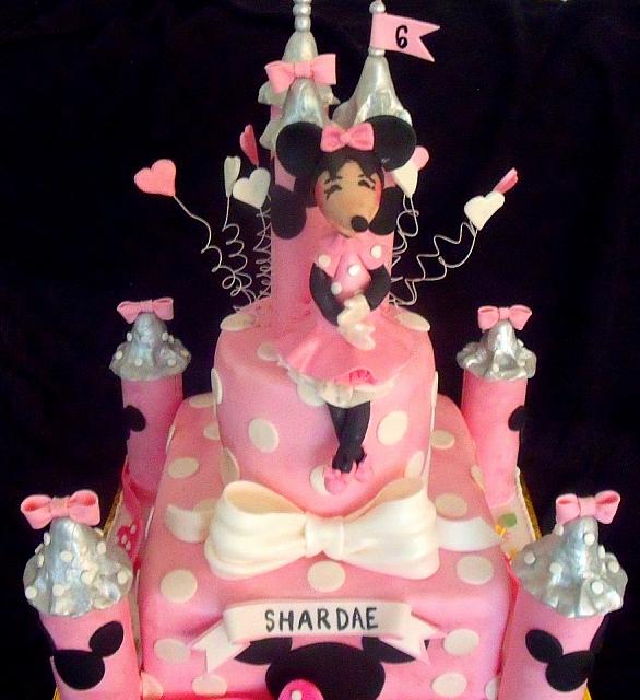 Minnie Mouse Gumpaste Figurine close up