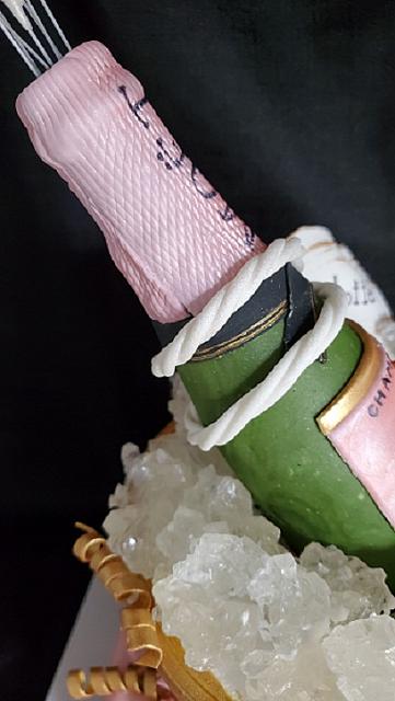 ChampagneBotteDetailGumpasteDecoration