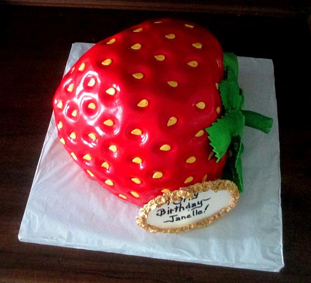 StrawberryGiantCakeMain