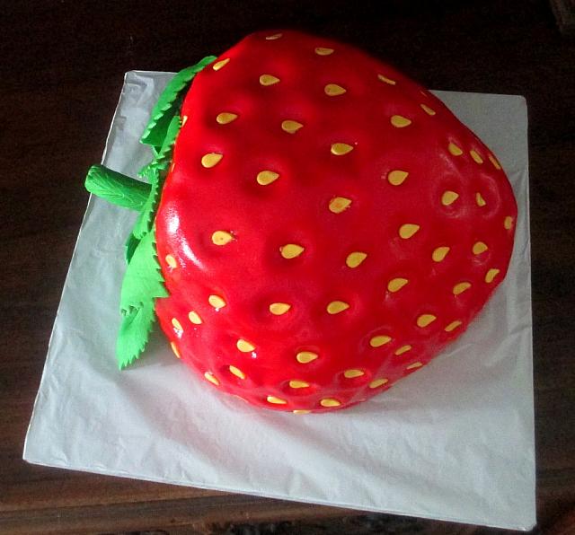 StrawberryGiantCakeView1