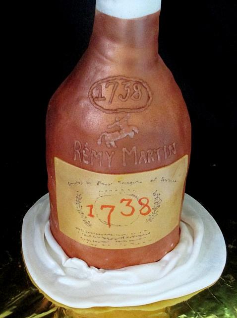 RemyMartin1738LiquorBottleCakeLabelCloseUp