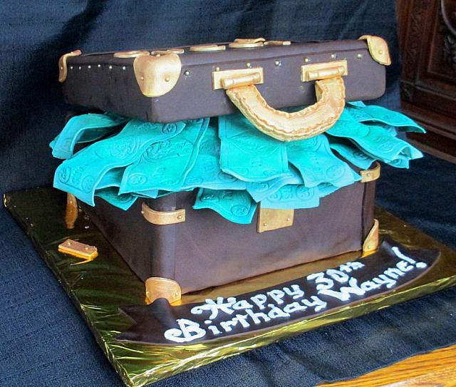 SuitcaseFullOfMoneyGucciThemeFondantCakeSideView