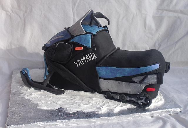 SnowMobileYahamaCakeSide