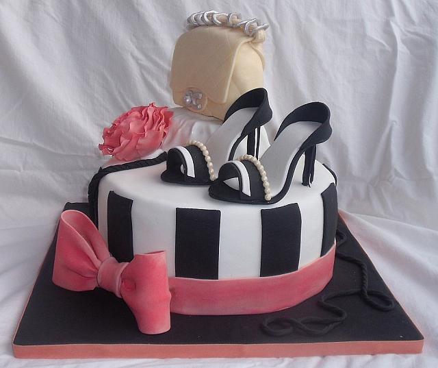 PurseShoeChanelBlackWhiteRoseFashionCakeSide