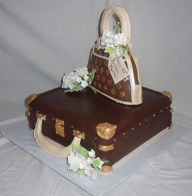 LouisVuittonSuitcaseAndPurseFondantCakeSide