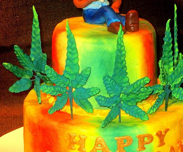 MarijuanaLeavesGumpasteDecorationsOnCake