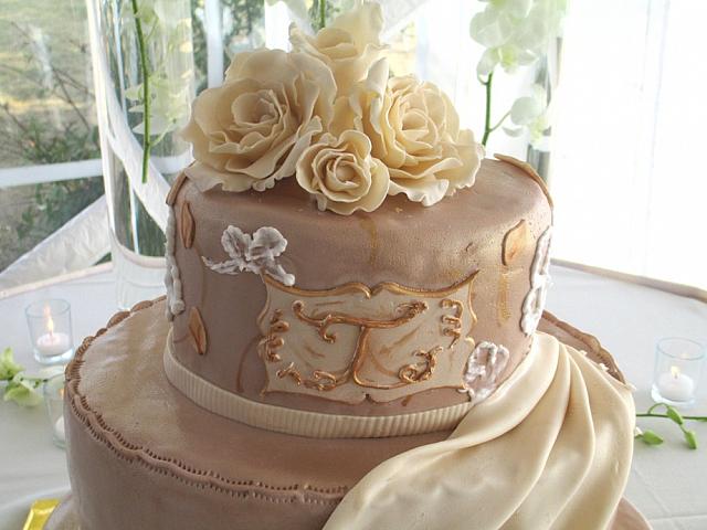 ChampagneOrBeigeIvoryFloralTierCakeTopCloseUp