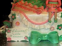 BabyShowerPregnantFigurineSmockShoesFondantCakeCloseUp