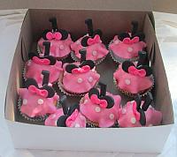 MinnieMouseThemeCupcakesForLondonCake