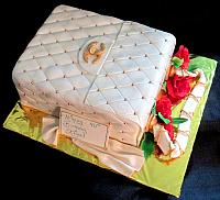 FashionChanelPurseFondantCakeWithRedGumpasteRosesMain