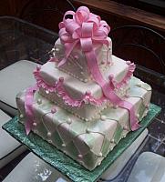 PresentCakeFondantWithPinkBow