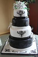 BlackAndWhiteWeddingCakeWithStarGazerLilies