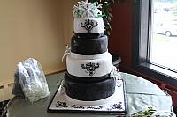 BlackAndWhiteWeddingCakeWithStarGazerLilies2